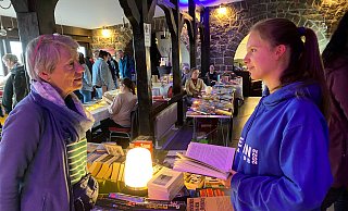 Leseleidenschaft verbindet Generationen: Andrea Kutz (links) im Gespräch mit Flohmarktbesucherin Marie Gemke. - Maren Brettmeier Leseleidenschaft verbindet Generationen: Andrea Kutz (links) im Gespräch mit Flohmarktbesucherin Marie Gemke. - Maren Brettmeier