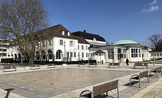 Das Kurhaus kann wegen mangelhaften Brandschutzes aktuell nicht genutzt werden. Die Stadt plant, es zu einem modernen Kongress- und Veranstaltungszentrum umzubauen. Ob der aus den 1950er Jahren stammende Anbau (linke Fotohälfte) dafür abgerissen wird oder mitgenutzt werden kann, soll ein Architektenbüro ermitteln.  - Thomas Reineke
