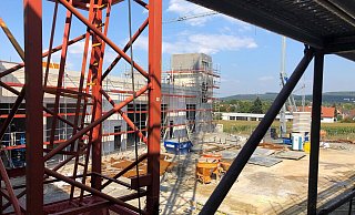 Blick auf die laufenden Arbeiten. Noch im September sollen die Dachdecker anfangen. - Sven Kienscherf Blick auf die laufenden Arbeiten. Noch im September sollen die Dachdecker anfangen. - Sven Kienscherf