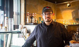 Salvatore Fabrizio hat sich seinen großen Traum vom eigenen Eiscafé erfüllt. Seit drei Wochen hat sein Laden in der Bruchstraße geöffnet. - Raphael Bartling Salvatore Fabrizio hat sich seinen großen Traum vom eigenen Eiscafé erfüllt. Seit drei Wochen hat sein Laden in der Bruchstraße geöffnet. - Raphael Bartling
