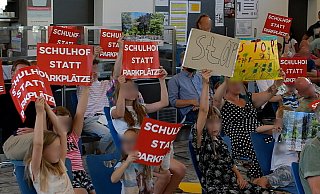 Erwachsene und Kinder hatten im August gegen die Verkleinerung des Schulhofes in Lipperreihe zugunsten von Parkplätzen für die geplante Servicewohnanlage protestiert. - Gunter Held Erwachsene und Kinder hatten im August gegen die Verkleinerung des Schulhofes in Lipperreihe zugunsten von Parkplätzen für die geplante Servicewohnanlage protestiert. - Gunter Held