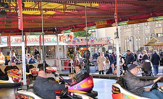Der Autoscooter sorgt mitten auf dem Marktplatz für Kirmes-Spaß bei Jung und Alt. Foto: Sandra Castrup - Sandra Castrup (LZ)