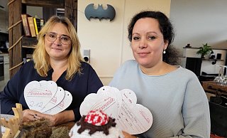 Michaela Helmig (links) und Jasmin Lühring sind in den Startlöchern, denn bald hängen die Wunschherzen wieder an den Weihnachtsbäumen der Volksbank in der Innenstadt und in Schötmar. - Freya Köhring