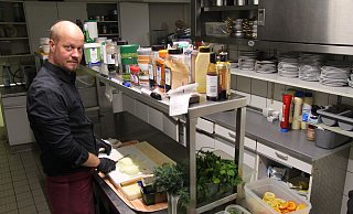 Daniel Scott steht in der Küche des Schlosskrugs, so wie auch am Abend des Gründonnerstags, als er morgens in der Gaststätte überfallen wurde. - Nadine Uphoff