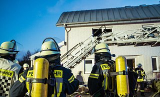 Die Feuerwehr Lemgo wurde am Mittwochnachmittag zu einem Wohnungsbrand gerufen und war dafür auch mit einer Drehleiter vor Ort. - FreitagTV