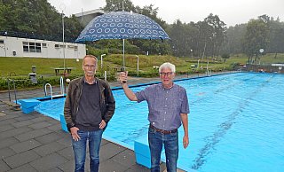 In ieser Saison hat es zu viele regnerische Tage gegeben. Achim Düsterwald, bei den Stadtwerken zuständig für die Bäder, und Stadtwerke-Geschäftsführer Peter Synowski sind mit der Saison nicht so recht zufrieden. - Gunter Held