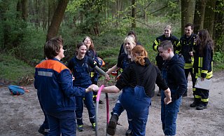 Die Jugendgruppe Bernsen beim Spiel "HulaHoop": An den Händen verbunden mussten die Jugendliche den HulaHoop-Ring innerhlb von drei Minuten möglichst oft durchreichen. - FreitagTV