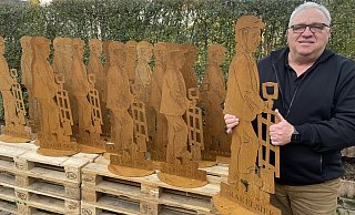 Jürgen Koch mit seinen 19 Zieglern, die von Verl nach Brakelsiek gewandert sind. Der erste rostige Geselle ist von seinem neuen Besitzer bereits abgeholt worden. - Silke Buhrmester Jürgen Koch mit seinen 19 Zieglern, die von Verl nach Brakelsiek gewandert sind. Der erste rostige Geselle ist von seinem neuen Besitzer bereits abgeholt worden. - Silke Buhrmester