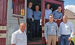 Die Oberleitung ist fertig, und jetzt freuen sie sich auf die Jungfern-Fahrt der E-Lok (von links): Sven Oehlmann (Geschäftsführer Verkehrsbetriebe Extertal), Uwe Rafflenbeul (Bezirksregierung Detmold, Abteilung Denkmalförderung), Bernd Rehm (ehemaliger Geschäftsführer VBE), Dr. Volker Trüggelmann (Bezirksregierung Detmold, Abteilung Denkmalförderung), Jan-Philipp Tönebön und Raphael Kahlert (Projektleiter E-Betrieb Landeseisenbahn Lippe) sowie Stefan Tönebön (Landeseisenbahn Lippe). - Sylvia Frevert