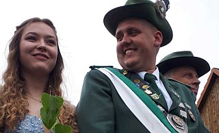 Das Königpaar Nina Schröder und Jan Wiehemeier hat sichtlich Spaß am Parademarsch. - Schützenverein Harzberg-Glashütte