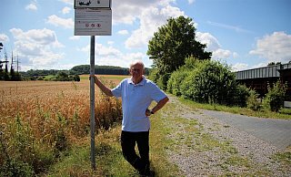 Noch ist die Straße Am Stiftsland eine Sackgasse. Doch für das neue Baugebiet soll die Feldzufahrt seitlich der Grundschule ausgebaut werden. Wo jetzt noch Anwohner Hans-Jürgen Kern steht, wird die Straße dann in den Neubaugebiet abbiegen. - Katrin Kantelberg