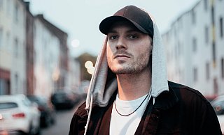 DJ POK gilt als der deutsche Global Bass-Papst und ist bekannt für seinen Hitradar mit den Sounds von morgen. - Fabian Schefers DJ POK gilt als der deutsche Global Bass-Papst und ist bekannt für seinen Hitradar mit den Sounds von morgen. - Fabian Schefers