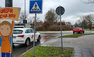Der Schulweg führt über die Überwege am Kreisverkehr - so richtig gepflegt sieht dieser nicht aus. Das könnte sich jetzt ändern, denn die Stadt hat Anfragen von Unternehmen, die die Gestaltung und Pflege sponsern würden. - Astrid Sewing
