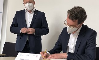 Für seinen Eintrag ins Goldenen Buch nimmt sich der nordrhein-westfälische Verkehrsminister Hendrik Wüst Zeit. Er wünsche der Gemeinde Kalletal auf „ihrem (Fuß-)weg Richtung Zukunft alles Gute". Bürgermeister Mario Hecker nimmt’s zufrieden zur Kenntnis.  - Till Brand