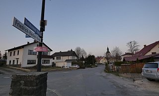 Um die Kreuzung am Holzhauser Berg übersichtlicher zu machen, soll rechts eine Sperrfläche markiert werden, so dass dort keine Fahrzeuge parken dürfen. - Archivfoto: Jost Wolf