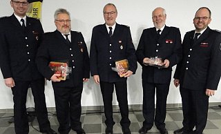 Verdiente Augustdorfer Feuerwehrleute (von links): Michael Pape, Helmut Böger, Manfred Wagner, Helmut und Andreas Jakoby. (Foto: Hajo Gärtner) - Hajo Gärtner