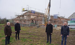 Die Architekten Werner Schmidt (von links) und Wilhelm Luft treffen sich mit Bürgermeister Jörg Bierwirth und Maximilian Menke von der Stadtverwaltung zum Richtfest. - Michaela Weiße