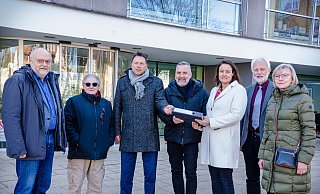 Rüdiger Schleysing (von links), Joanne Herzberg, Bürgermeister Frank Hilker, Oliver Arnhold, Regierungspräsidentin Anna Katharina Bölling, Uwe Rafflenbeul und Christine Tellbüscher-Beckfeld bei der Übergabe der Unterschriftensammlung. - Raphael Bartling Rüdiger Schleysing (von links), Joanne Herzberg, Bürgermeister Frank Hilker, Oliver Arnhold, Regierungspräsidentin Anna Katharina Bölling, Uwe Rafflenbeul und Christine Tellbüscher-Beckfeld bei der Übergabe der Unterschriftensammlung. - Raphael Bartling