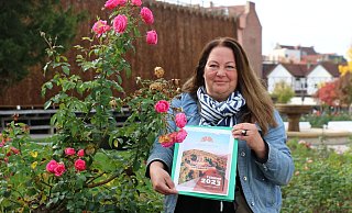 Sabine Mirbach zeigt das neue Logo der Landpartien: Sie laufen ab sofort als "Sabines Landpartien". - Alexandra Schaller