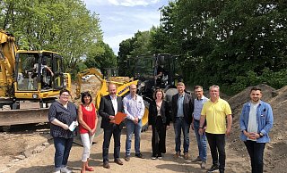 An der Baustelle: Daniela Drewes (von links, Stadtwerke), Beate Hoffmann-Hildebrand (Ortsausschuss Werl-Aspe), Bernd Zimmermann (Stadt), Michael Böttcher (Ausschuss für Schule und Bildung), Katja Mönnigmann-Steinbeck (Stadt), Jan Elstrod (Realschule), Gordon Gröne (Gesamtschule), Dieter Ristein (SR-Ingenieurbüro OWL) und Sadik Cakmak (Stadt).  - Thomas Reineke