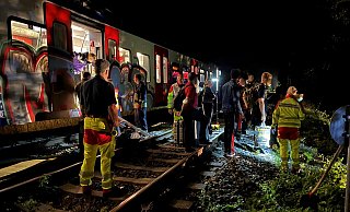 Rund 30 Fahrgäste mussten aus dem auf der Höxterbrücke stehenden Zug evakuiert werden. - Freitag-TV