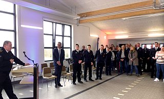 Kreisbrandmeister Wolfgang Kornegger (von links) beglückwünscht im Beisein von Bürgermeister Jörg Bierwirth die Wehr zu ihrem neuen Domizil. - Rudi Rudolph