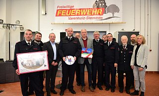 Die Vertreter der Feuerwehr, der AWO und der Gemeinde Kalletal freuen sich über die Einweihung des neuen Feuerwehr- und Mehrzweckgebäudes - Nicole Ellerbrake