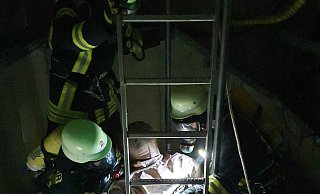 Der Dummy muss aus dem Schacht geholt werden. - Feuerwehr Lügde