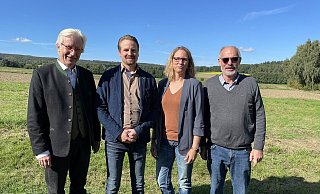 Pastor Rudolf Westerheide (links) leitete den Gottesdienst und dankte Rolf Nolting (rechts) für die Gastfreundschaft. Die Vorsitzende des örtlichen Landfrauenverbandes, Valeska Sommer, und der Chef des Landwirtschaftlichen Vereins, Jan Hiddessen, begrüßten rund 300 Gäste. - Siegfried Mühlenweg Pastor Rudolf Westerheide (links) leitete den Gottesdienst und dankte Rolf Nolting (rechts) für die Gastfreundschaft. Die Vorsitzende des örtlichen Landfrauenverbandes, Valeska Sommer, und der Chef des Landwirtschaftlichen Vereins, Jan Hiddessen, begrüßten rund 300 Gäste. - Siegfried Mühlenweg