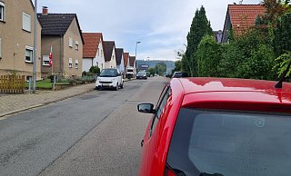 Künftig soll im Gergerloh nur noch auf einer Straßenseite geparkt werden. Von unten gesehen, soll rechts das Parken verboten werden - schon aus Sicherheitsgründen für die Radfahrer, die bergauf fahren. - Marianne Schwarzer Künftig soll im Gergerloh nur noch auf einer Straßenseite geparkt werden. Von unten gesehen, soll rechts das Parken verboten werden - schon aus Sicherheitsgründen für die Radfahrer, die bergauf fahren. - Marianne Schwarzer