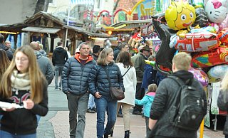 Schlendern erwünscht: Beim Martini-Markt in Lage gibt es viel zu gucken und zu kaufen.  - Nicole Ellerbrake