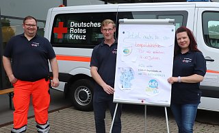 Christian Aufenberg, Vorsitzender des DRK-Ortsvereins Leopoldshöhe, sowie Domenik Sonntag und Maren Bekemeier wollen in der Gemeinde eine Jugendrotkreuzgruppe gründen. - Birgit Guhlke Christian Aufenberg, Vorsitzender des DRK-Ortsvereins Leopoldshöhe, sowie Domenik Sonntag und Maren Bekemeier wollen in der Gemeinde eine Jugendrotkreuzgruppe gründen. - Birgit Guhlke