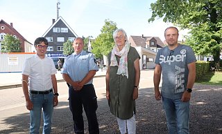 Es kommt immer wieder zu Ruhestörung und Vandalismus auf dem Marktplatz. Bürgermeister Martin Hoffmann, Bezirksbeamter Daniel Dreyer, Pfarrerin Kornelia Schauf und Ordnungsamtsleiter Frank Sommer wollen gemeinsam dagegen angehen. - Birgit Guhlke Es kommt immer wieder zu Ruhestörung und Vandalismus auf dem Marktplatz. Bürgermeister Martin Hoffmann, Bezirksbeamter Daniel Dreyer, Pfarrerin Kornelia Schauf und Ordnungsamtsleiter Frank Sommer wollen gemeinsam dagegen angehen. - Birgit Guhlke