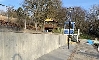 In der Hohenhauser Batze ist nun dank einer St&uuml;tzwand mehr Platz f&uuml;r Liegen am Nichtschwimmerbecken. - Marc H&auml;ger