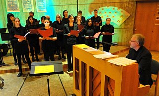 Der "Chor II" steuerte den vokalen Akzent zum Weihnachtskonzert des Stadtgymnasiums in der Versöhnungskirche bei. (Foto: Hajo Gärtner) - Hajo Gärtner