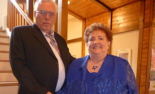 Gemeinsam mit Familie und Freunden feiert das Ehepaar Kein ihr Jubil&auml;um. - Dagmar Gr&auml;bner