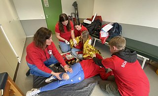 Die stabile Seitenlage muss gelernt sein: Stefanie Wahren (Lehrerin, von links), Lena Sophie Ludwig, Ciara Chtewi, Leonie Trompeter (sitzend), Marleen Sprick (liegend) und Kilian Lehn (vorne rechts). - Josephine Leweling