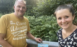 Jürgen Tammoschath (Heimat- und Verkehrsverein Bösingfeld) und Julia Stein (Marketing Extertal e.V.) markieren die Wege für den Warrior Hike. Dass es 35 Grad sind, scheint den beiden nichts auszumachen. - Julia Stein