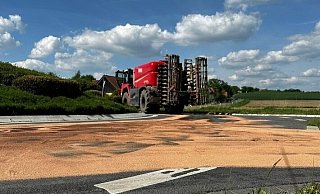 Unmengen an Schmierstoffen hatten sich &uuml;ber der Fahrbahn verteilt. - Feuerwehr Detmold/Christopher Rieks