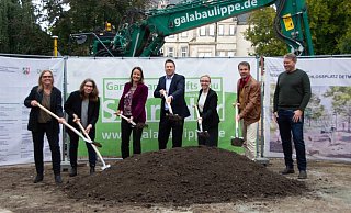 Michaela Wangler (von links), Susanne Hoffjann (beide Stadt Detmold), Regierungspräsidentin Anna Katharina Bölling, Bürgermeister Frank Hilker, Lisa-Marie Bergann (Fürstliches Residenzschloss Detmold), Guido Bauer (Landschaftsarchitekturbüro Bauer und Fecke) und Frank Schröder (GaLaBau Lippe) beim Spatenstich für die neue Esplanade im Schlosspark. - Raphael Bartling Michaela Wangler (von links), Susanne Hoffjann (beide Stadt Detmold), Regierungspräsidentin Anna Katharina Bölling, Bürgermeister Frank Hilker, Lisa-Marie Bergann (Fürstliches Residenzschloss Detmold), Guido Bauer (Landschaftsarchitekturbüro Bauer und Fecke) und Frank Schröder (GaLaBau Lippe) beim Spatenstich für die neue Esplanade im Schlosspark. - Raphael Bartling