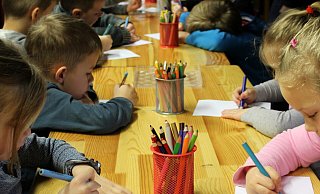Eltern mit geringen oder mittleren Einkommen, die ihre Kinder in der Kita- oder der OGS betreuen lassen, sollen einen Teil der bereits gezahlten Beiträge zurückbekommen. - Pixabay Eltern mit geringen oder mittleren Einkommen, die ihre Kinder in der Kita- oder der OGS betreuen lassen, sollen einen Teil der bereits gezahlten Beiträge zurückbekommen. - Pixabay