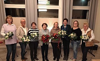 Vorstand mit Geehrten: (von links) Barbara Liene-Hinz (Vorsitzende), Ulrike Jakob (Kassiererin), Helga Lütkehölter (Schriftführerin), Margret Schimanski (50 Jahre Sängerin), Elke Strunk (25 Jahre Sängerin), Karin Brüggemann (Chorleiterin), Nadine Frede (stellvertretende Schriftführerin) und Angelika Köller (stellvertretende Kassiererin/Presse). - Frauenchor Rischenau Vorstand mit Geehrten: (von links) Barbara Liene-Hinz (Vorsitzende), Ulrike Jakob (Kassiererin), Helga Lütkehölter (Schriftführerin), Margret Schimanski (50 Jahre Sängerin), Elke Strunk (25 Jahre Sängerin), Karin Brüggemann (Chorleiterin), Nadine Frede (stellvertretende Schriftführerin) und Angelika Köller (stellvertretende Kassiererin/Presse). - Frauenchor Rischenau