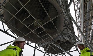 Große Luft-Kondensatoren kondensieren derzeit beim B+T-Heizkraftwerk in Horn den Abdampf, so dass er als Wasser wieder dem Kreislauf zugeführt werden kann. Würden die Stadtwerke Detmold in einen Wasser-Dampf-Wärmetauscher und eine große Wärmepumpe investieren und diese in den Fernwärme-Rücklauf aus Detmoldeinbinden, ließe sich diese bis zu 50 Grad heiße Abdampf-Energie noch nutzen. - Jost Wolf Große Luft-Kondensatoren kondensieren derzeit beim B+T-Heizkraftwerk in Horn den Abdampf, so dass er als Wasser wieder dem Kreislauf zugeführt werden kann. Würden die Stadtwerke Detmold in einen Wasser-Dampf-Wärmetauscher und eine große Wärmepumpe investieren und diese in den Fernwärme-Rücklauf aus Detmoldeinbinden, ließe sich diese bis zu 50 Grad heiße Abdampf-Energie noch nutzen. - Jost Wolf