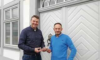 Immobilienbesitzer Frank Brinkmeier aus Lemgo (links) überreicht Toni Osmani, dem neuen Betreiber des Restaurants Ostertor 3 symbolisch den Schlüssel. Beide freuen sich auf die Eröffnung. - Freya Köhring Immobilienbesitzer Frank Brinkmeier aus Lemgo (links) überreicht Toni Osmani, dem neuen Betreiber des Restaurants Ostertor 3 symbolisch den Schlüssel. Beide freuen sich auf die Eröffnung. - Freya Köhring