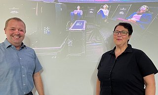 B&uuml;rgermeister Mario Hecker und Ramona Lampe freuen sich auf das Pop-up-Planetarium. - Gemeinde Kalletal