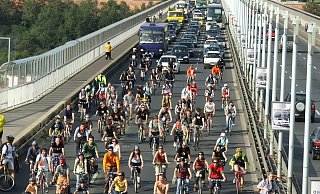Das Foto der Fahrradfahrer-Demo "Critical Mass" 2007 in Prag zeigt anschaulich, worum es bei einer Verkehrswende geht. Verkehrsraum und -wahrnehmung zurückzuerobern. - Wikimedia/Hynek Moravec