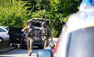 Das SEK musste in Leopoldshöhe die Polizei unterstützen. - Freitag-TV Das SEK musste in Leopoldshöhe die Polizei unterstützen. - Freitag-TV