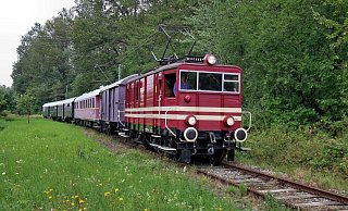 Die Elektrolok E22 auf Fahrt mit dem Heckeneilzug. - Landeseisenbahn Lippe / Michael Rehfeld