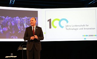 Leidenschaft für Technologie und Innovation: Frank Stührenberg, CEO bei Phoenix Contact, begüßt die Gäste bei der Jubiläumsveranstaltung. Im Hintergrund auf dem Bildschirm Gesellschafter Klaus Eisert. - Silke Buhrmester Leidenschaft für Technologie und Innovation: Frank Stührenberg, CEO bei Phoenix Contact, begüßt die Gäste bei der Jubiläumsveranstaltung. Im Hintergrund auf dem Bildschirm Gesellschafter Klaus Eisert. - Silke Buhrmester