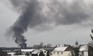 Eine hohe Rauchsäule ist über Augustdorf zu sehen. - Freitag TV Eine hohe Rauchsäule ist über Augustdorf zu sehen. - Freitag TV